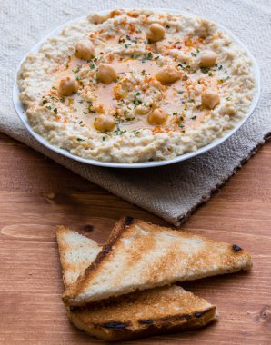 ahşap masa üzerinde ev yapımı humus