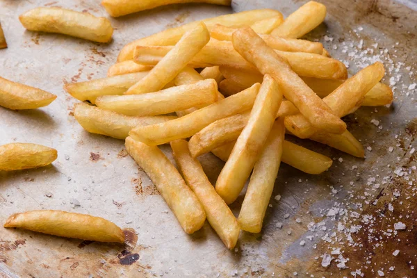 Patatine fritte su piatto d'acciaio con sale — Foto Stock