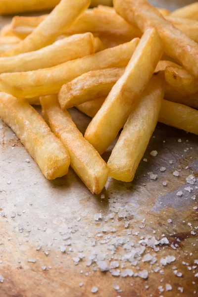 Frites sur plaque d'acier avec sel — Photo