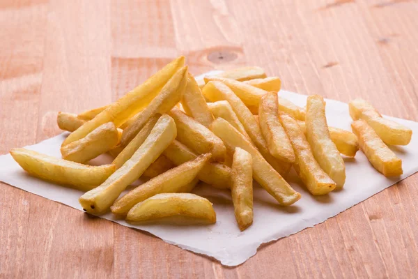 Patatine fritte sul tavolo di legno — Foto Stock