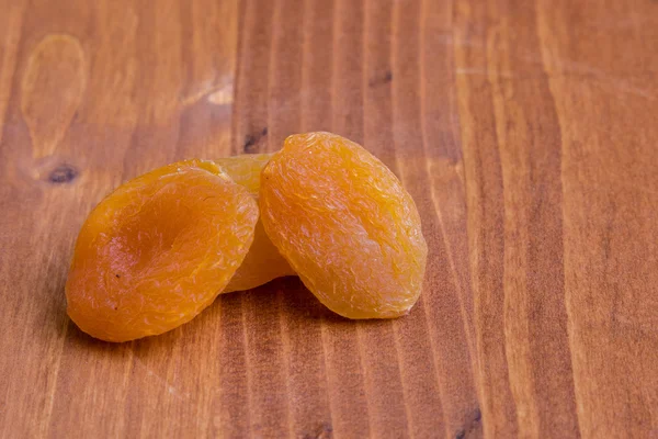 Gedroogde perzik op houten tafel — Stockfoto