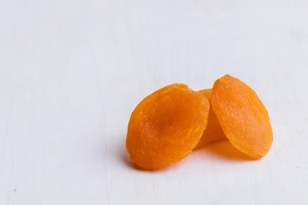 Perzik op witte tafel gedroogd — Stockfoto