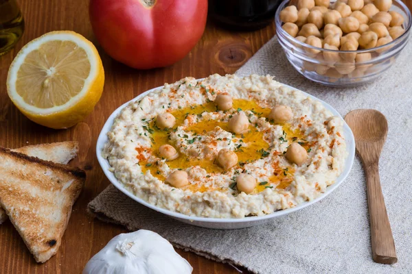 ahşap masa üzerinde ev yapımı humus