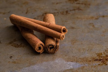 Tarçın çelik plaka üzerinde