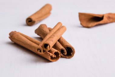 Tarçın beyaz masada