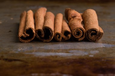 Tarçın çelik plaka üzerinde