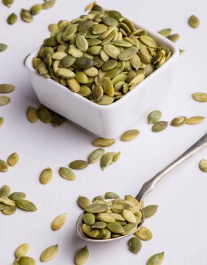 Beyaz tablo kaşık ve kase kabak çekirdeği