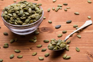 ahşap masa kaşık üzerinde kabak çekirdeği