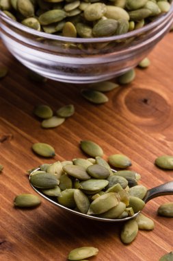 ahşap masa kaşık üzerinde kabak çekirdeği