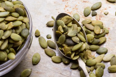 kaşık üzerinde kabak çekirdeği