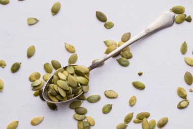 kaşık ile beyaz tabloda kabak çekirdeği