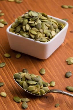 ahşap masa kaşık üzerinde kabak çekirdeği