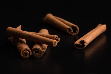 Tarçın siyah masada