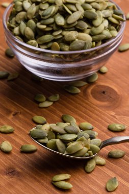 ahşap masa kaşık üzerinde kabak çekirdeği