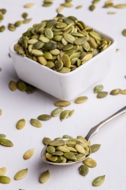 Beyaz tablo kaşık ve kase kabak çekirdeği