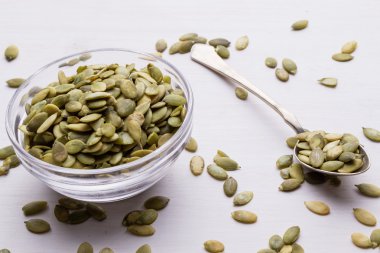 Beyaz tablo kaşık ve kase kabak çekirdeği