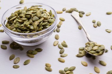 Beyaz tablo kaşık ve kase kabak çekirdeği