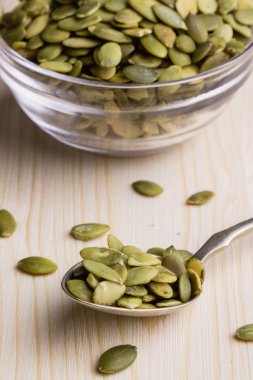 ahşap masa kaşık üzerinde kabak çekirdeği