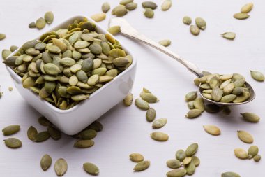 Beyaz tablo kaşık ve kase kabak çekirdeği