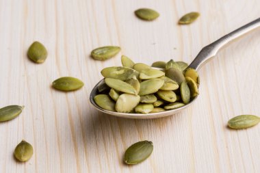 ahşap masa kaşık üzerinde kabak çekirdeği