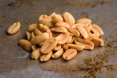 Fıstık çelik bir plaka üzerinde