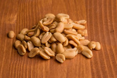 Tahta masadaki fıstıklar