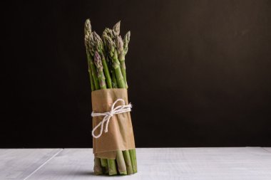 Beyaz masa üzerinde kuşkonmaz