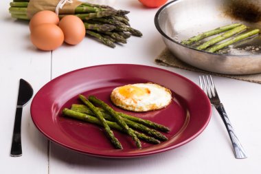 yumurta ile kuşkonmaz