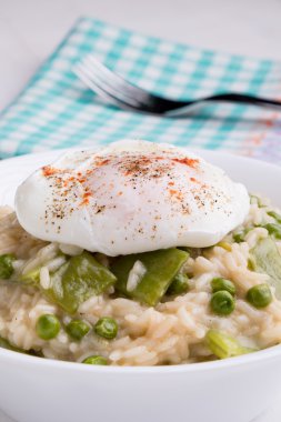 bezelye risotto ile yumurta