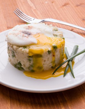 bezelye risotto ile yumurta