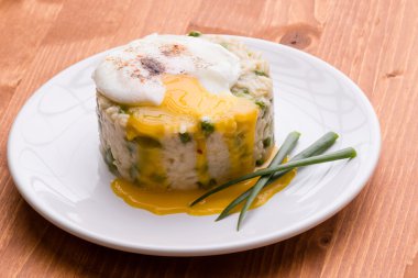 bezelye risotto ile yumurta