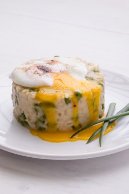 bezelye risotto ile yumurta