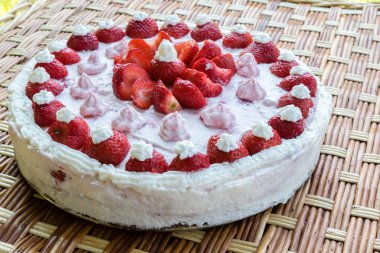 Çilekli kremalı pasta