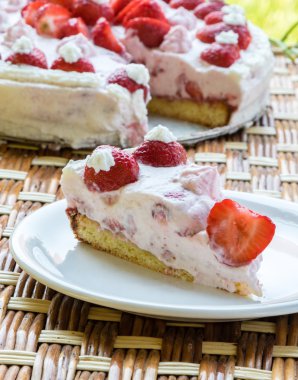 Çilekli kremalı pasta