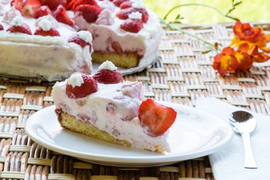 Çilekli kremalı pasta