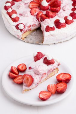 Çilekli kremalı pasta