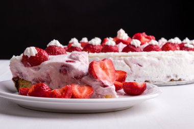 Çilekli kremalı pasta