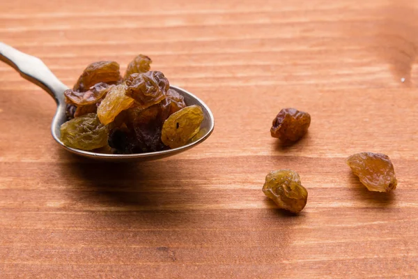 Raisins on spoon — Stock Photo, Image