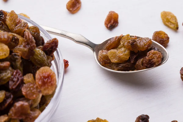 Raisins on steel spoon — Stock Photo, Image