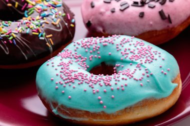 Kırmızı Tabakta Çörekler