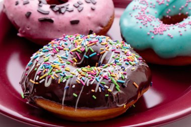 Kırmızı Tabakta Çörekler