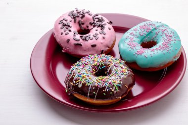 Kırmızı Tabakta Çörekler