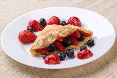 meyve yassı beyaz plaka üzerinde