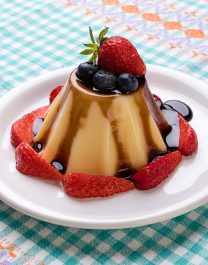 Çikolata şurubu ile vanilya puding