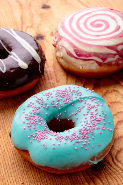 Donuts na mesa de madeira — Fotografia de Stock