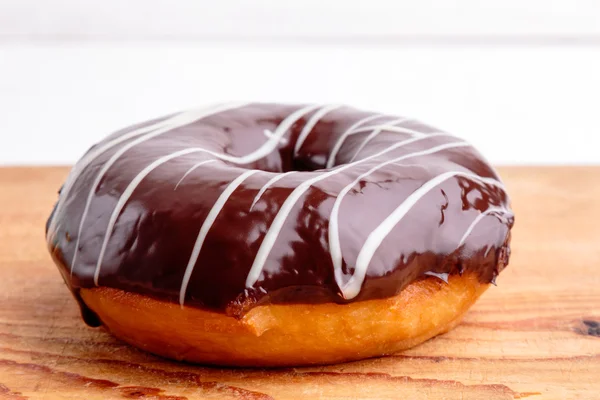 Donut com cobertura de chocolate — Fotografia de Stock