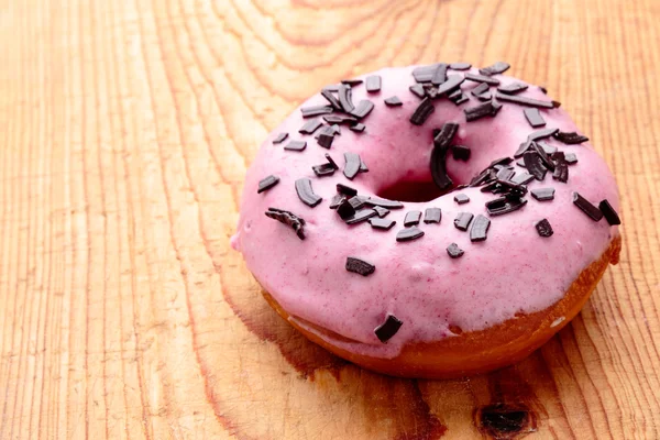 Donut com cobertura rosa — Fotografia de Stock