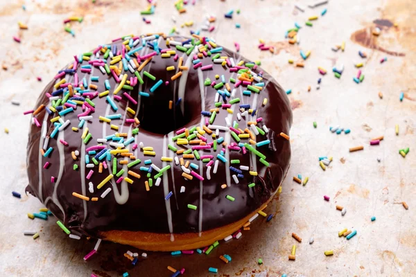 Donut de chocolate com polvilhas — Fotografia de Stock