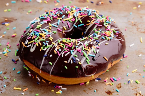 Donut de chocolate com polvilhas — Fotografia de Stock