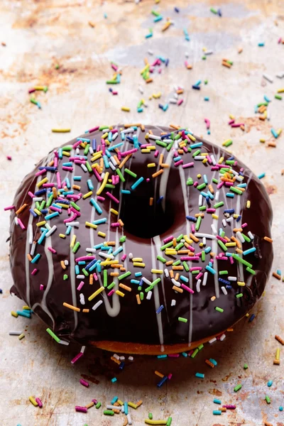 Donut de chocolate com polvilhas — Fotografia de Stock
